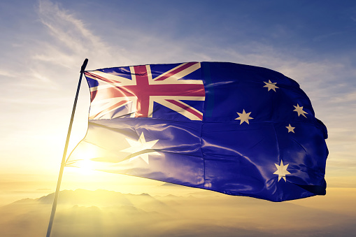 Australia Bandera australiana paño tela ondeando en la niebla de la niebla de amanecer superior photo
