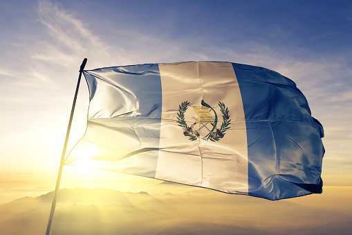 Guatemala Guatemala Guatemaltec bandera tela tela ondeando en la niebla de la niebla de amanecer superior photo