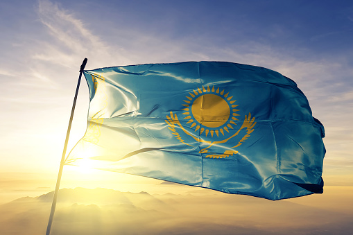 Tela de paño que agita en la niebla de la niebla de amanecer superior de la bandera de Kazajstán kazajo photo