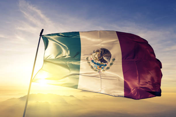 méxico bandera de méxico paño tela ondeando en la niebla de la niebla de amanecer superior - day republic fotografías e imágenes de stock