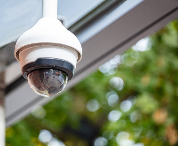 surveillance cctv security camera on the roof, closeup view - disco ball fotos imagens e fotografias de stock