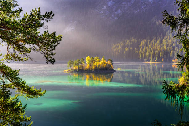 vista al hermoso lago de eibsee con isla en grainau, alpes bávaros, alemania - zugspitze mountain mountain germany sky fotografías e imágenes de stock