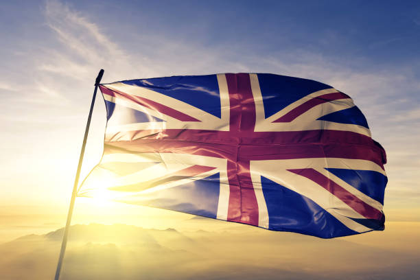 reino unido inglês britânico bandeira pano tecido têxtil acenando do nevoeiro de névoa superior ao nascer do sol - flag britain - fotografias e filmes do acervo