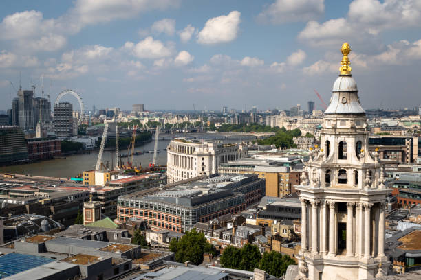 セント ポールズ大聖堂でゴールデン ギャラリーからのロンドンのスカイラインの眺め。南西タワーは、パイナップル - 平和、繁栄とおもてなしのシンボルをトッピングします。 - london england thames river millennium wheel aerial view ストックフォトと画像
