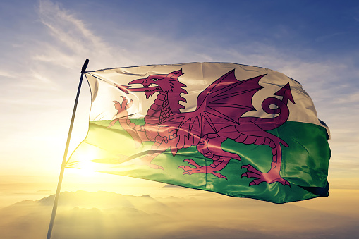 Galés de país de Gales Reino Unido Gran Bretaña bandera tela tela ondeando en la niebla de la niebla de amanecer superior photo