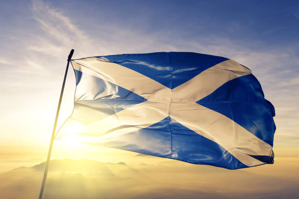 schottland schottische flagge textil tuchgewebe winken auf der oberen sonnenaufgang nebel nebel - scottish national hat stock-fotos und bilder