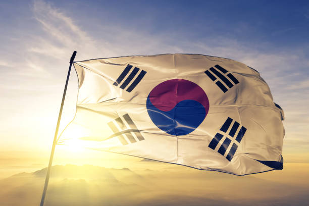 한국 한국 섬유 피복 직물 최고의 일출 안개 안개에 흔들며 깃발 - 태극기 뉴스 사진 이미지