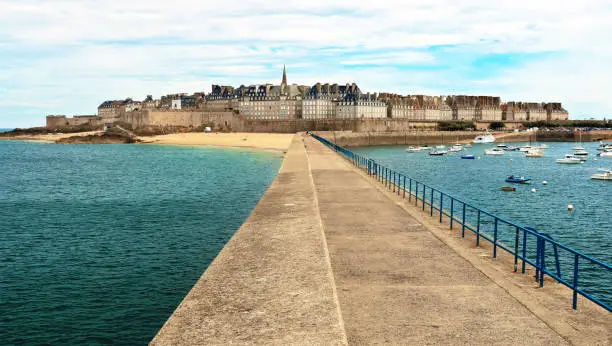 The long dike, at the end of which is a lighthouse, protects the port.