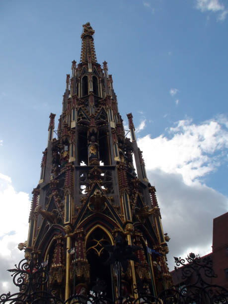 norymberga schoner brunnen tower view w bawarii w niemczech. europa - schoner brunnen zdjęcia i obrazy z banku zdjęć