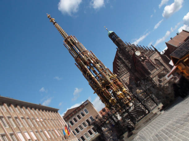 norymberga schoner brunnen i kościół matki bożej w bawarii niemcy europa - schoner brunnen zdjęcia i obrazy z banku zdjęć