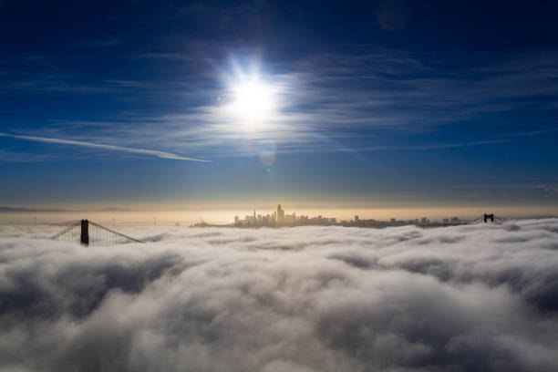 golden gate bridge in san francisco geringer nebel morgenlicht - golden gate bridge bridge weather california stock-fotos und bilder