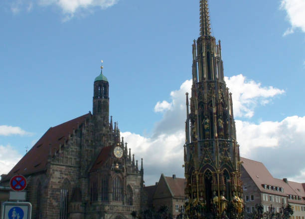 norymberga kościół matki bożej i schoner brunnen widok w bawarii niemcy. europa - schoner brunnen zdjęcia i obrazy z banku zdjęć