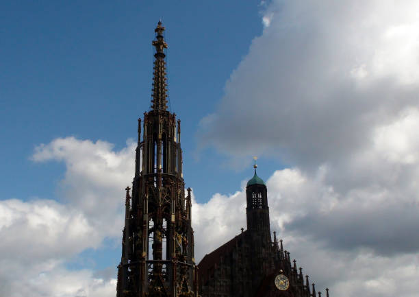 chiesa di norimberga di nostra signora, goletta brunnen e vista del cielo in baviera germania. europa - schoner brunnen foto e immagini stock