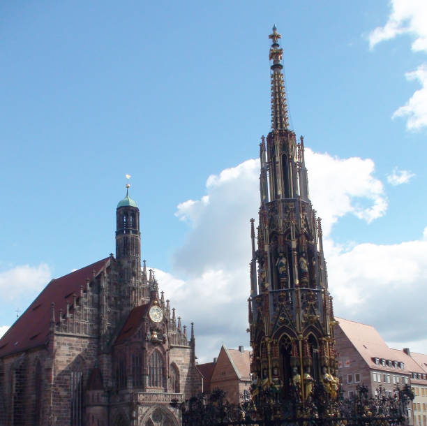 norymberga kościół matki bożej i schoner brunnen widok w bawarii niemcy - schoner brunnen zdjęcia i obrazy z banku zdjęć