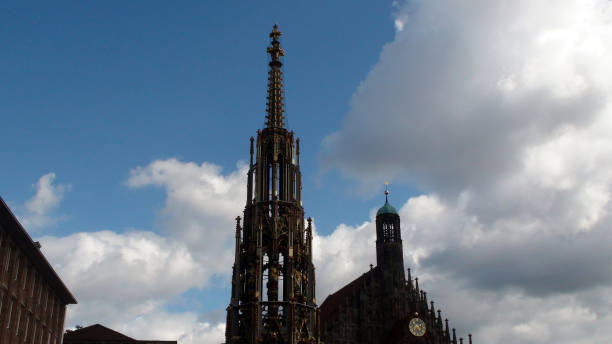 chiesa di norimberga di nostra signora, goletta brunnen e sky view in baviera germania europa - schoner brunnen foto e immagini stock