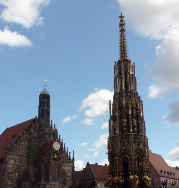 norimberga schoner brunnen e chiesa di nostra signora edificio vista esterna in baviera. germania europa - schoner brunnen foto e immagini stock