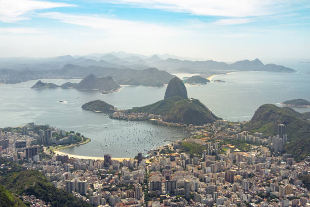 vista aérea do rio de janeiro e pão de açúcar - rio de janeiro, brasil - clear sky landscape urca southeastern region - fotografias e filmes do acervo