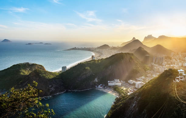 luftaufnahme von rio de janeiro küste mit copacabana und praia vermelha strand bei sonnenuntergang - rio de janeiro, brasilien - brazil rio de janeiro city sugarloaf mountain stock-fotos und bilder