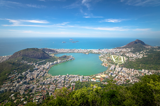 Vista aérea de la laguna Rodrigo de Freitas y dos hermanos Hill (Morro Dois Irmaos) - Río de Janeiro, Brasil photo