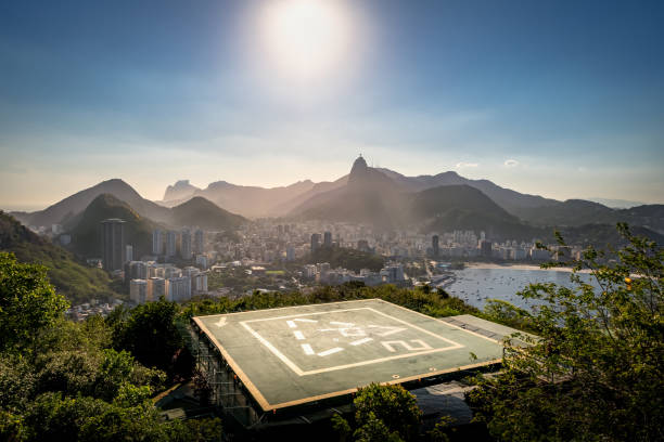 heliport und luftbild der guanabara-bucht - rio de janeiro, brasilien, rio de janeiro mit und corcovado berg - rio de janeiro sugarloaf mountain beach urca stock-fotos und bilder