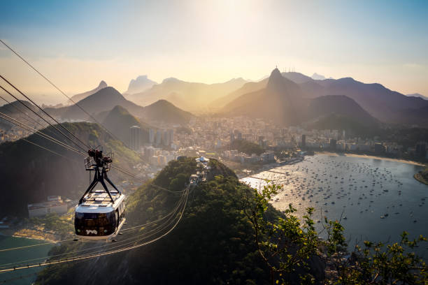 luftaufnahme von rio de janeiro mit urca und seilbahn zuckerhut und corcovado berg - rio de janeiro, brasilien - rio de janeiro sugarloaf mountain beach urca stock-fotos und bilder