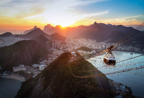 夕暮れ urca のとシュガーローフ ケーブルカーとコルコバード山 - リオ ・ デ ・ ジャネイロ、ブラジルのリオ ・ デ ・ ジャネイロの空撮 - christ the redeemer rio de janeiro brazil corcovado ストックフォトと画像