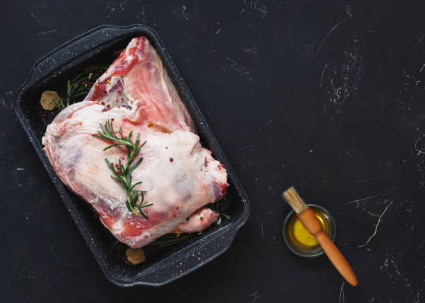 asado de cordero crudo sazonado con hierbas en un asado lata - lamb isolated meat animal bone fotografías e imágenes de stock