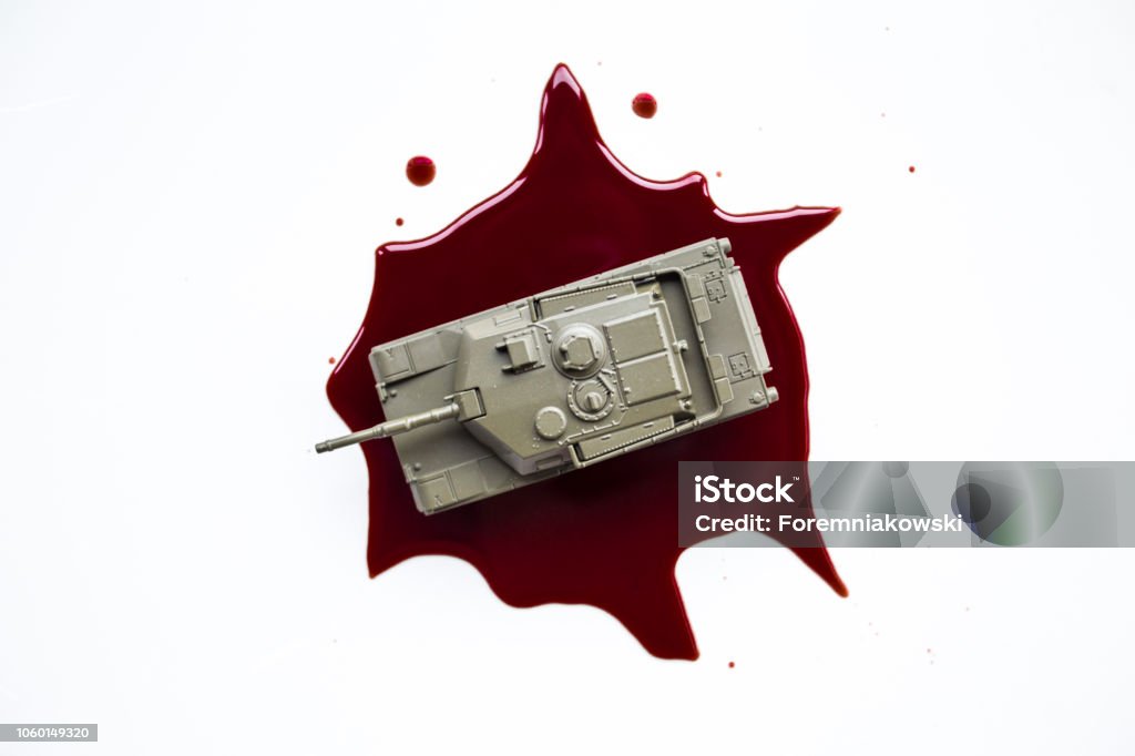 Macchia di sangue e serbatoio. Guerra sanguinosa. - Foto stock royalty-free di 2018