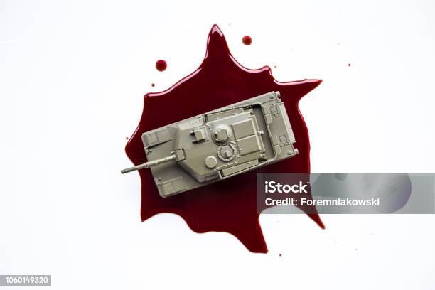 Macchia Di Sangue E Serbatoio Guerra Sanguinosa - Fotografie stock e altre immagini di 2018 - 2018, 2019, 2020