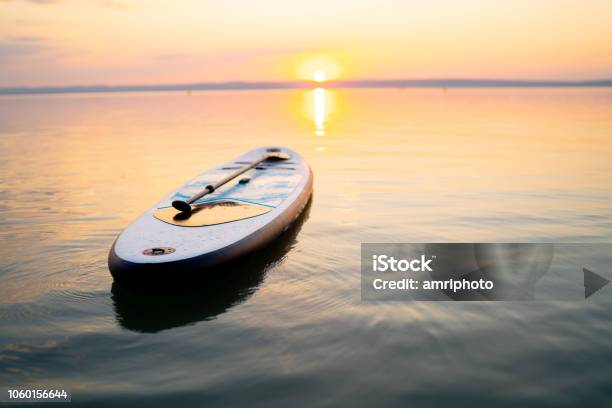 Paddleboard Auf Einsamen Ruhigen See Sonnenuntergang Stockfoto und mehr Bilder von Abenddämmerung