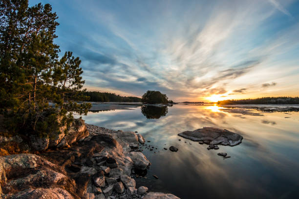 coucher de soleil au parc national des voyageurs - northern lake photos et images de collection