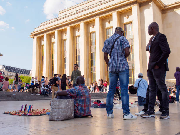 vendeurs ambulants immigrant vendent des souvenirs, paris, france - palais de chaillot photos et images de collection