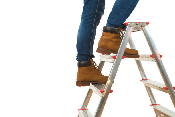 las patas de la escalera en el fondo blanco - escaleras de aluminio fotografías e imágenes de stock