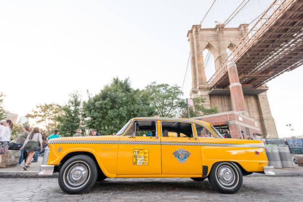 vintage kratka żółty taxi cab zaparkowany pod brooklyn bridge nyc usa - brooklyn bridge taxi new york city brooklyn zdjęcia i obrazy z banku zdjęć