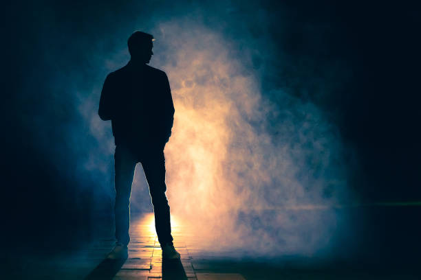 霧の中で立っている人。夕方夜の時間 - スパイ ストックフォトと画像