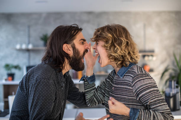 coppia che urla l'un l'altro - arguing anger couple furious foto e immagini stock