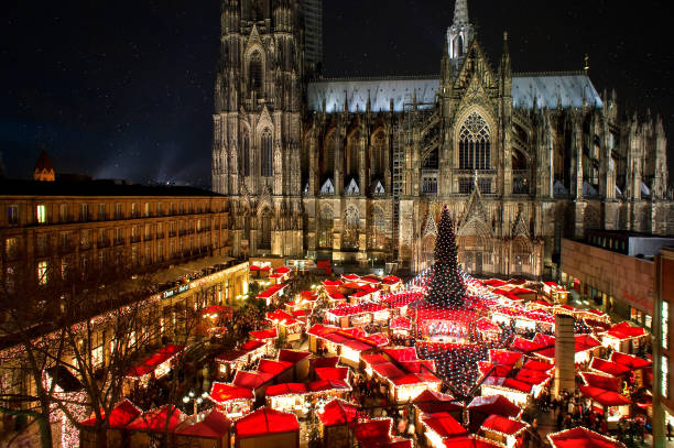 kölner dom weihnachtsmarkt - christkindlmarkt stock-fotos und bilder