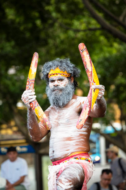 aborígene macho dançando com bumerangues, sydney austrália, cópia espaço - australia boomerang aboriginal aborigine - fotografias e filmes do acervo