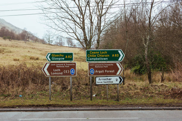 도 표지판에 tarbet 마, 스코틀랜드, 영국 - kinlochbervie 뉴스 사진 이미지