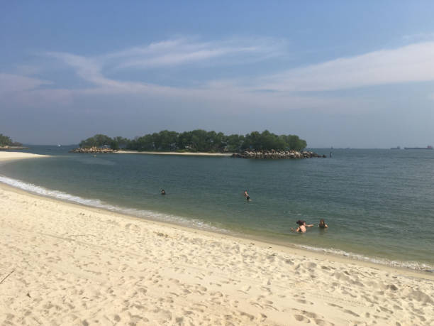 playa de tanjong en sentosa island - tampines fotografías e imágenes de stock