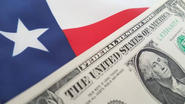 texas flagge mit einem us-dollar - texas state flag stock-fotos und bilder