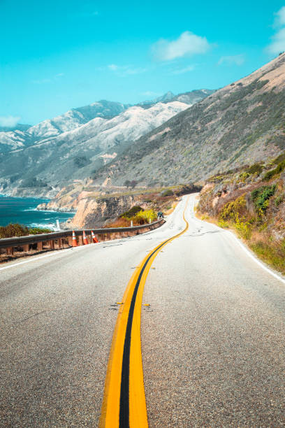 有名な高速道路ビッグサー、カリフォルニア中央海岸、米国で 1 - route 66 road road trip multiple lane highway ストックフォトと画像