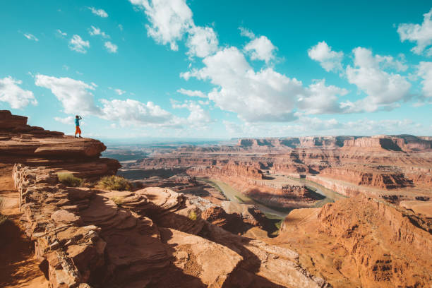 turysta na klifie w dead horse point state park, utah, usa - scenics cliff landscape canyon zdjęcia i obrazy z banku zdjęć