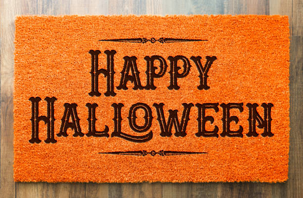 feliz halloween laranja bem-vindo a esteira no fundo do assoalho de madeira - welcome sign doormat greeting floor mat - fotografias e filmes do acervo