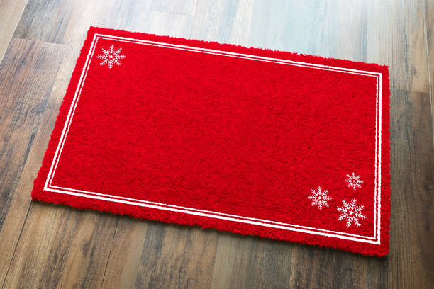 tappeto di benvenuto rosso vacanza vuoto con fiocchi di neve su sfondo pavimento in legno - welcome sign doormat greeting floor mat foto e immagini stock