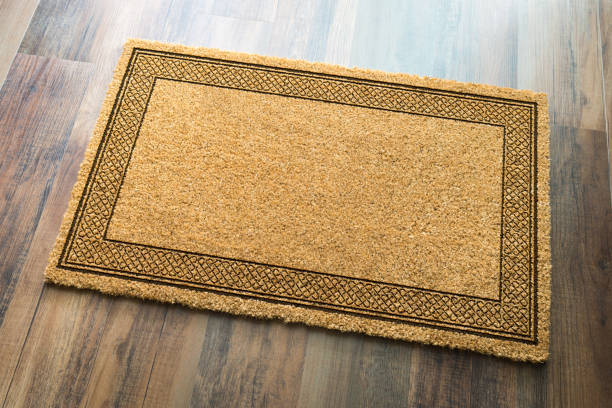 пустой приветственный коврик на деревянном полу фон готов для вашего собственного текста - welcome sign doormat greeting floor mat стоковые фото и изображения