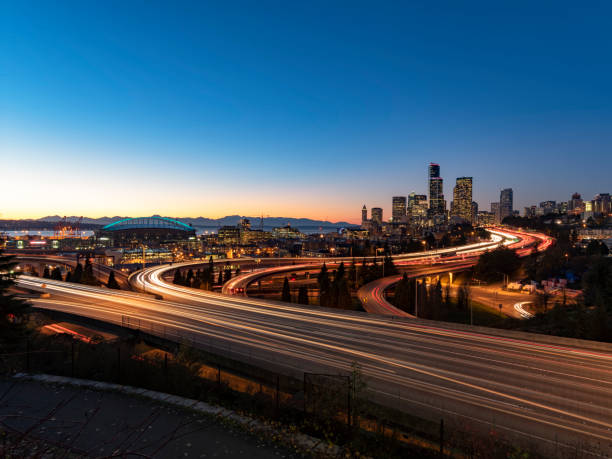 elevated view of interstate 5 and seattle downtown skyline - seattle night skyline architecture and buildings imagens e fotografias de stock