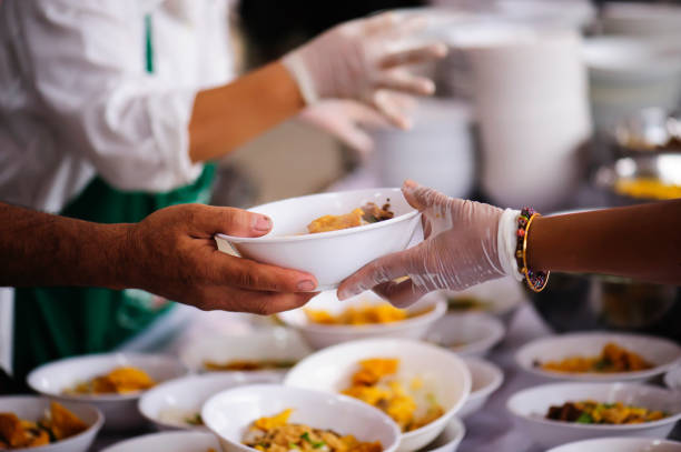 essen für hungrige menschen, begriff der armut und des hungers zu spenden - meal meal stock-fotos und bilder