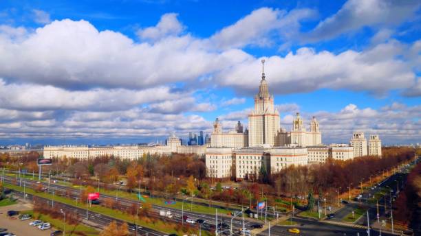 vista panoramica vibrante grandangolare del campus autunnale della famosa università russa - università di mosca foto e immagini stock