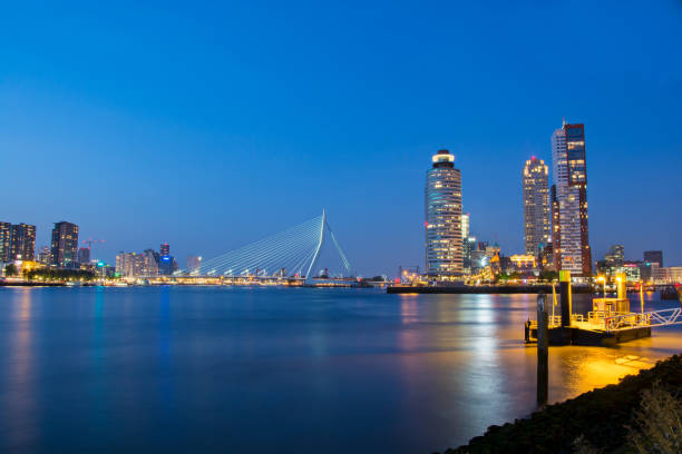 istock Erasmus brug, Rotterdam, Nederland 1060394312